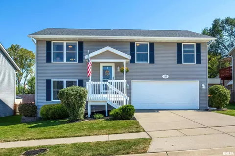 10 W Village Cir, Davenport, IA 52806