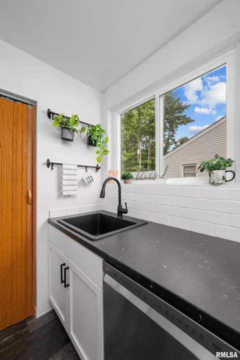 1125 39th St, Moline, IL 61265 photo 6