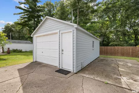 1125 39th St, Moline, IL 61265 photo 2
