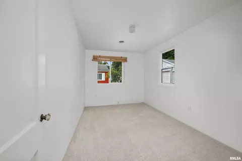 1125 39th St, Moline, IL 61265 photo 11