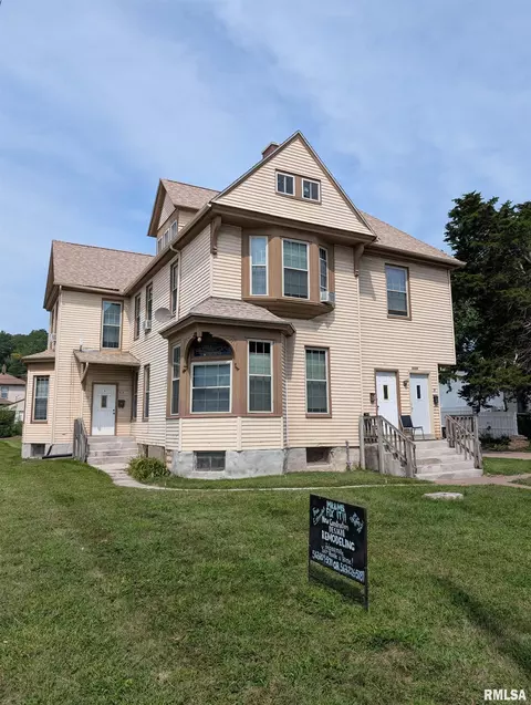 2324 W 3rd St, Davenport, IA 52802