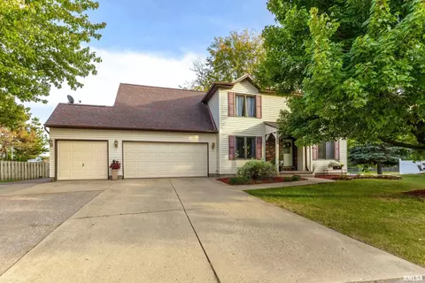 3433 Meadow Ct, Bettendorf, IA 52722