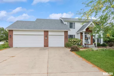 313 S 9th Ave, Eldridge, IA 52748