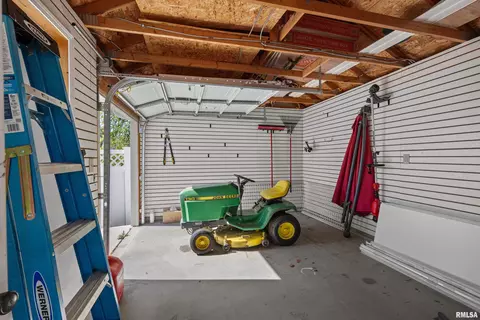 418 W Pinehurst Dr, Eldridge, IA 52748 photo 34