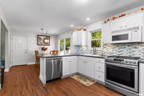 418 W Pinehurst Dr, Eldridge, IA 52748 photo 8