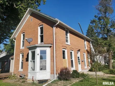 2344 N 6th St, Clinton, IA 52732