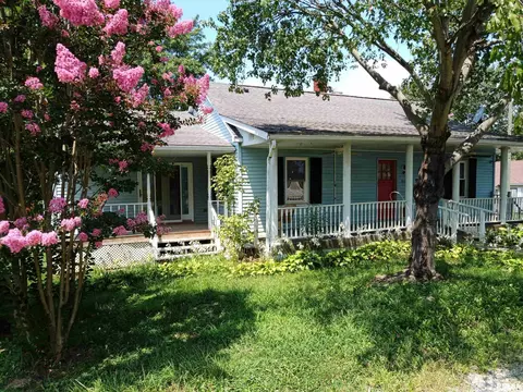 825 3rd St, Rosiclare, IL 62982