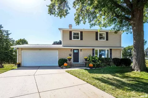 2217 Avalon Ct, Bettendorf, IA 52722