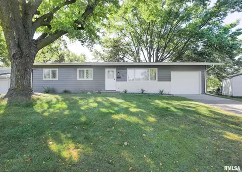 63 Parklane Cir, Bettendorf, IA 52722