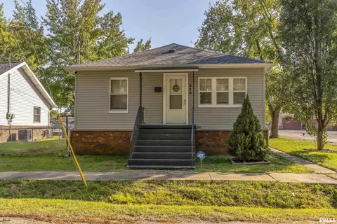910 W Poplar St, West Frankfort, IL 62896