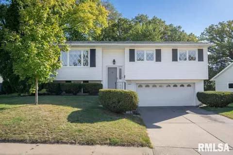 3381 Sunny Hill Dr, Bettendorf, IA 52722