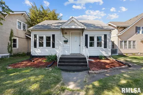 3162 Rockingham Rd, Davenport, IA 52802