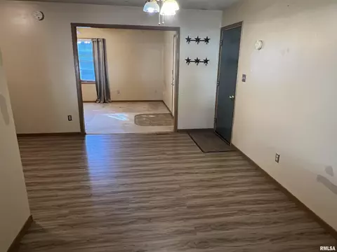 108 W Maple Dr, Lone Tree, IA 52755 photo 3