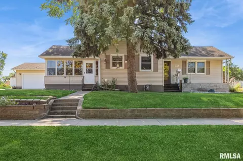 1207 S 9th St, Clinton, IA 52732