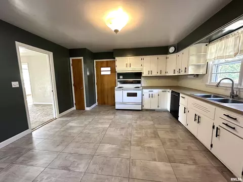 703 Orchard Dr, Macomb, IL 61455 photo 3