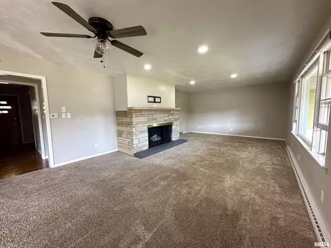 703 Orchard Dr, Macomb, IL 61455 photo 4