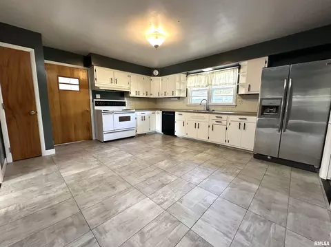 703 Orchard Dr, Macomb, IL 61455 photo 2