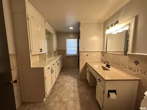 703 Orchard Dr, Macomb, IL 61455 photo 10