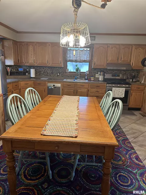 301 E Oak St, Kewanee, IL 61443 photo 5