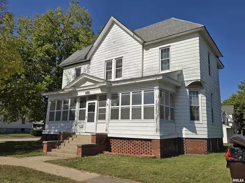 416 W 9th St, Beardstown, IL 62618
