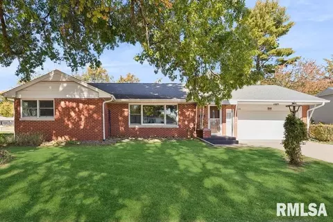 1128 Bobetta Ct, Clinton, IA 52732