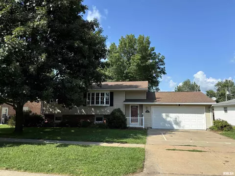 102 12th Ave, Dewitt, IA 52742