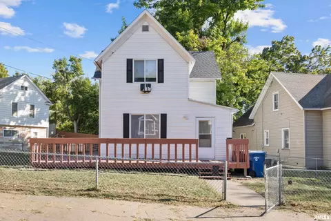 1219 S 7th St, Clinton, IA 52732