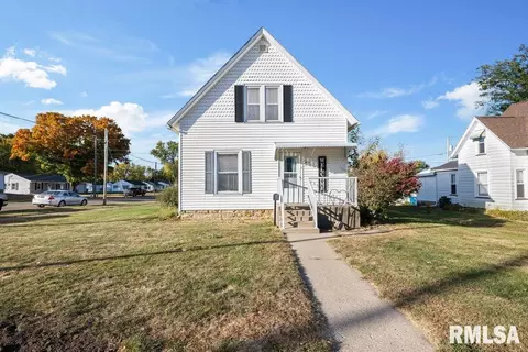 426 13th St, Dewitt, IA 52742