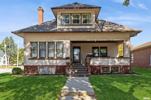 922 7th St, Dewitt, IA 52742