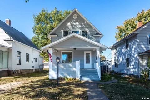 132 12th St, Silvis, IL 61282