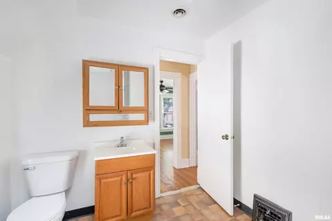 132 12th St, Silvis, IL 61282 photo 16