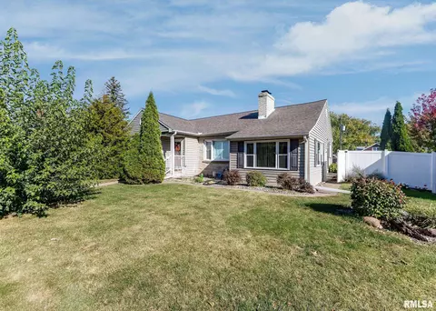 1223 N 3rd St, Clinton, IA 52732