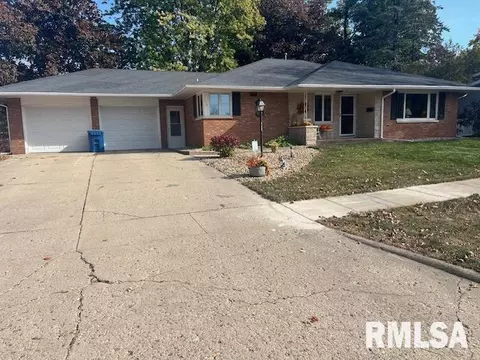 112 12th Ave, Dewitt, IA 52742