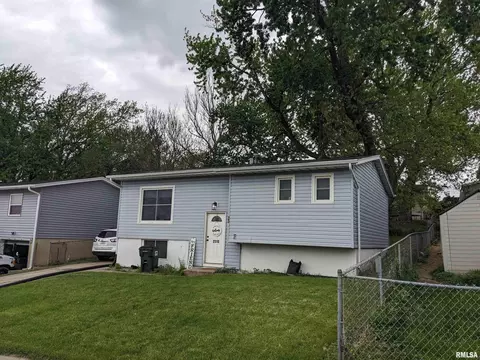 2310 W 58th St, Davenport, IA 52806