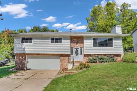 1816 Winding Hill Rd, Davenport, IA 52807
