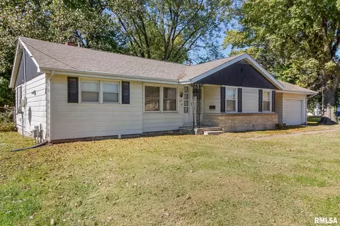 439 N Hickory St, Du Quoin, IL 62832
