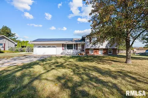 121 E 4th St, Mineral, IL 61344