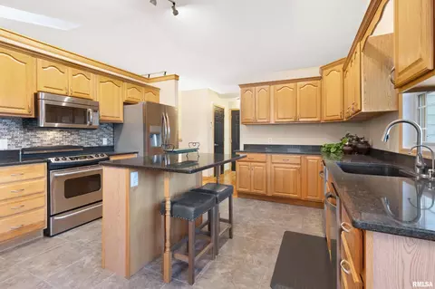 18 Dawn Ct, Eldridge, IA 52748 photo 9