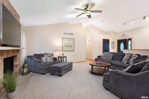 18 Dawn Ct, Eldridge, IA 52748 photo 10