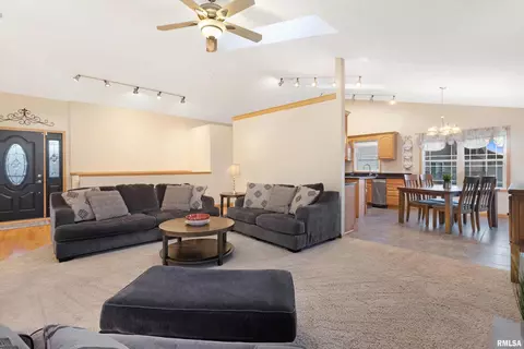 18 Dawn Ct, Eldridge, IA 52748 photo 11