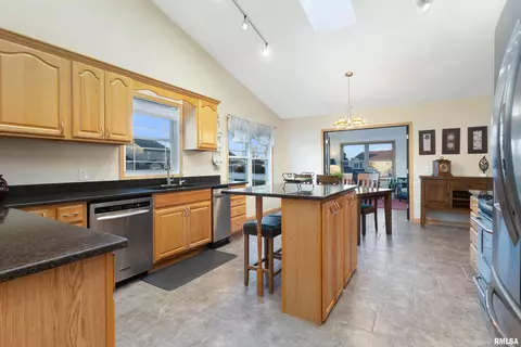 18 Dawn Ct, Eldridge, IA 52748 photo 5