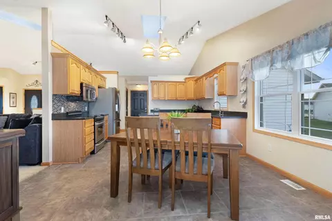 18 Dawn Ct, Eldridge, IA 52748 photo 8