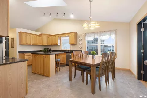 18 Dawn Ct, Eldridge, IA 52748 photo 7