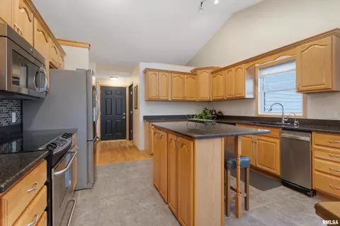 18 Dawn Ct, Eldridge, IA 52748 photo 6