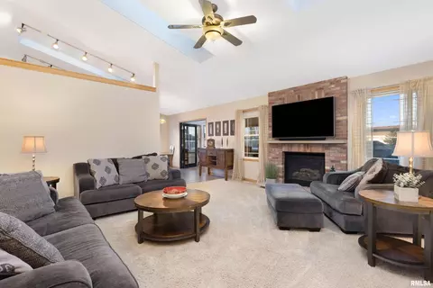 18 Dawn Ct, Eldridge, IA 52748 photo 4