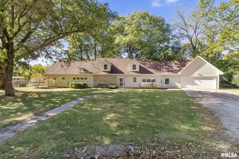 2711 13th Street Ct, Moline, IL 61265