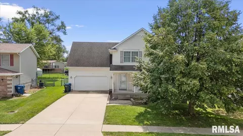 6609 Brookview Ln, Davenport, IA 52806