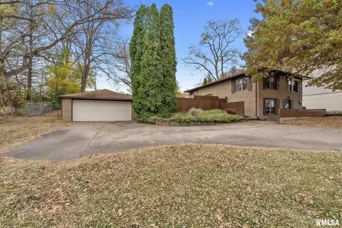 4805 5th St, East Moline, IL 61244