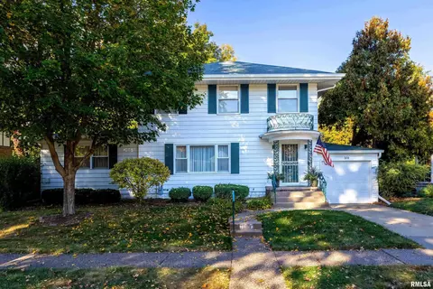 320 Forest Rd, Davenport, IA 52803