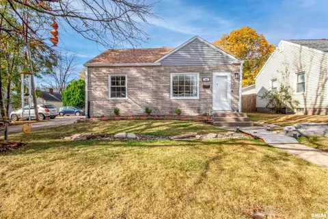 724 24th St, Bettendorf, IA 52722